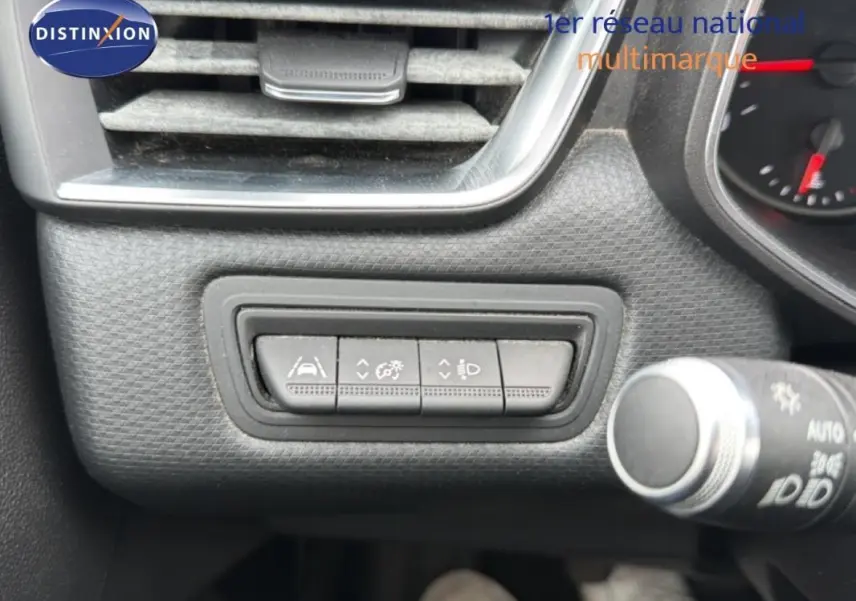 Gros plan sur les commandes d'assistance à la conduite à gauche du volant dans une Renault Clio blanche 2021.