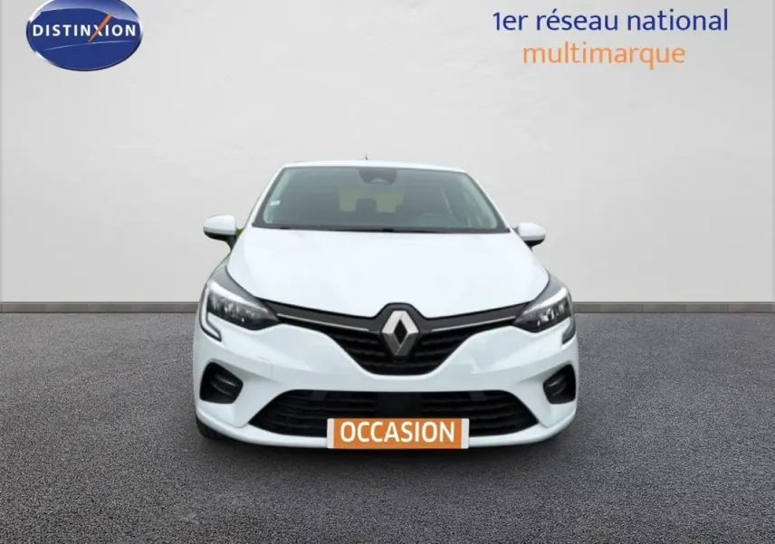 Vue frontale d'une Renault Clio blanche de 2021 avec logo distinctif et plaque "OCCASION" visible.