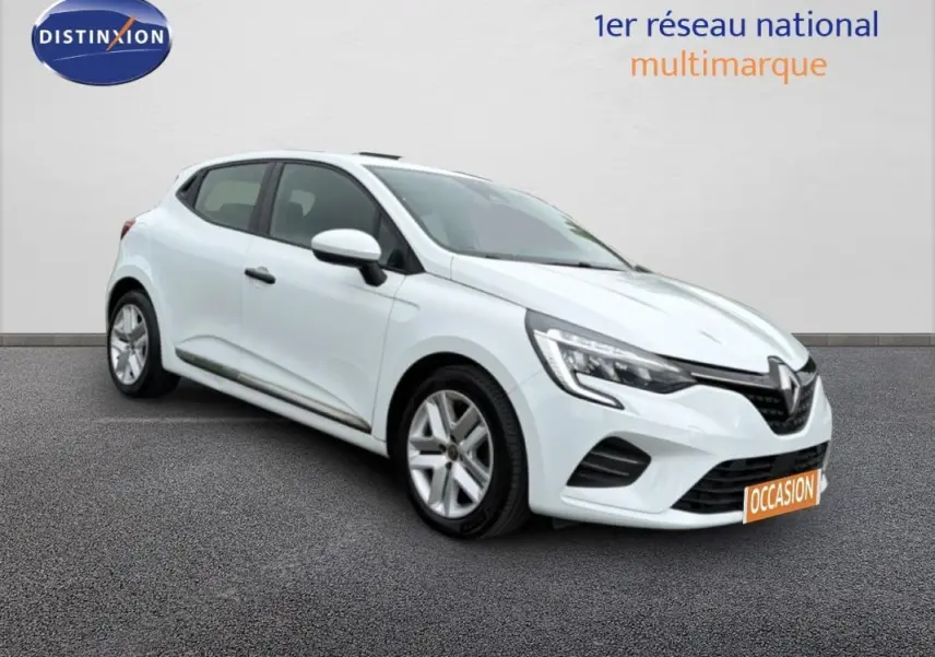 Renault Clio blanc vue 3/4 avant droit, avec feux LED et jantes alliage, sur fond neutre intérieur showroom.