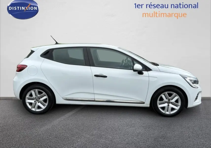 Profil côté gauche d'une Renault Clio blanche V SCe 65 Business 2021, avec jantes alliage et lignes épurées.