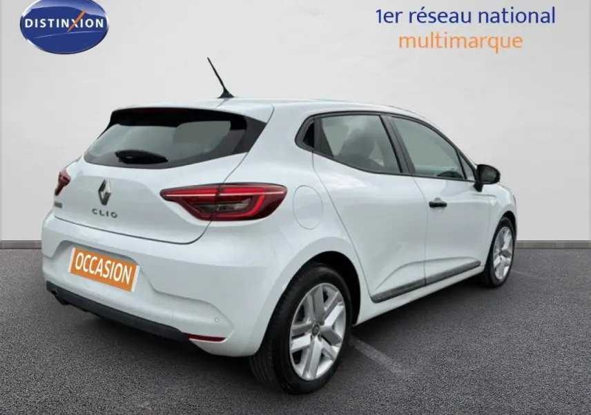 Vue 3/4 arrière droite d'une Renault Clio blanche de 2021, avec feux arrière allumés et jantes argentées.