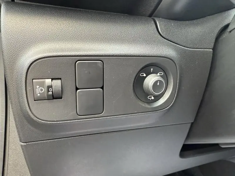 Gros plan sur les commandes de réglage des rétroviseurs et des phares du côté gauche d'une Citroën C3 noire avec toit blanc, 2021.