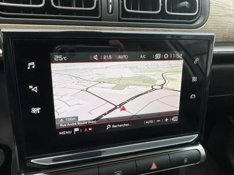 Écran tactile du système de navigation de la Citroën C3 2021, affichant une carte et commandes intégrées au tableau de bord.
