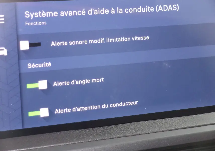 Écran tactile 10'' HD du Citroën Jumpy XL 2025 noir Perla montrant les alertes avancées d'aide à la conduite.