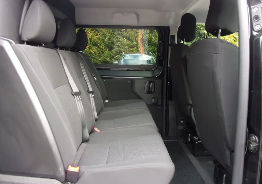 Vue intérieure côté droit des sièges arrière gris foncé du Citroën Jumpy Cabine Approfondie Noir Perla 2025.