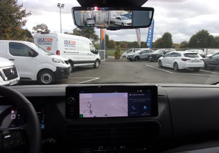 Vue intérieure du tableau de bord du Citroën Jumpy XL noir Perla 2025 avec écran tactile 10'' et rétroviseur numérique affichant la caméra arrière.