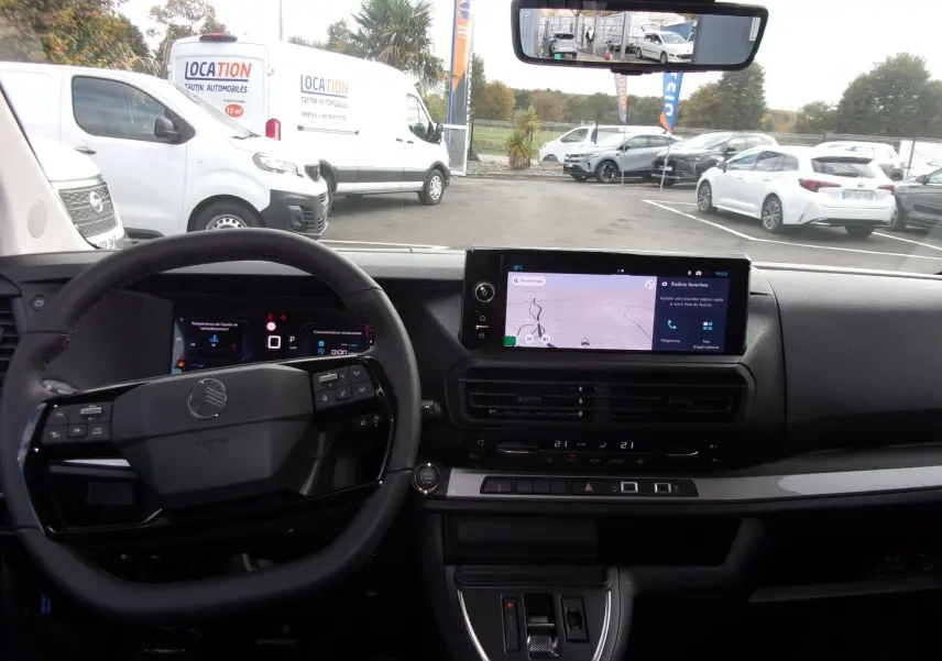 Vue intérieure du tableau de bord du Citroën Jumpy XL 2025 avec écran tactile 10'' et rétroviseur numérique affichant la caméra arrière.