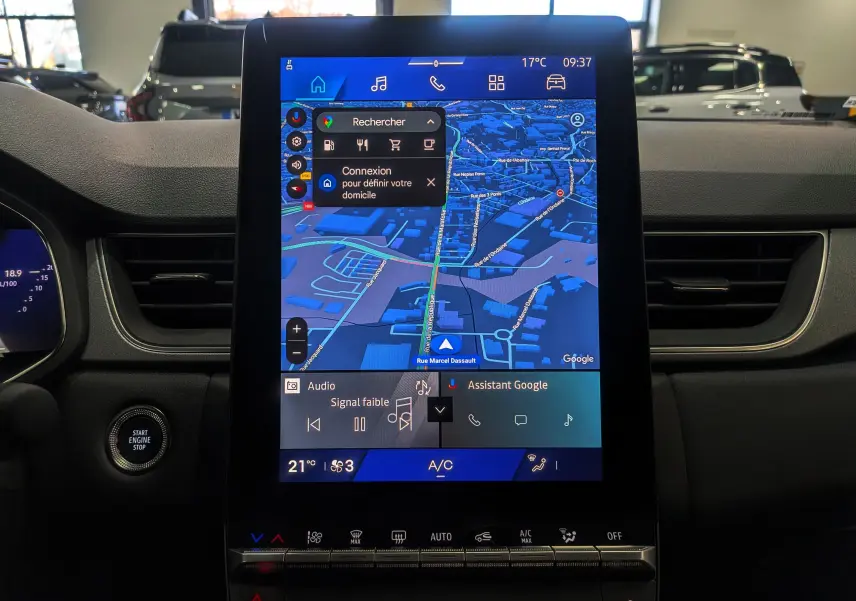 Écran tactile central avec navigation Google Maps dans l'habitacle du Renault Symbioz gris Cassiopé, vue frontale du tableau de bord.