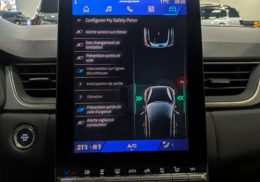 Écran tactile central du tableau de bord du Renault Symbioz 2025 affichant les aides à la conduite et la climatisation.