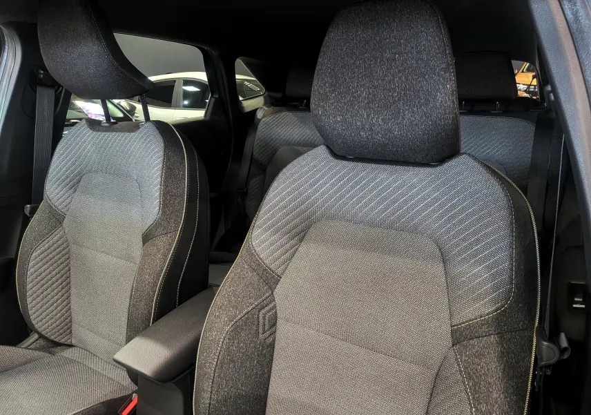 Gros plan sur les sièges avant en tissu gris du Renault SYMBIOZ E-Tech, mettant en valeur leur design et texture.