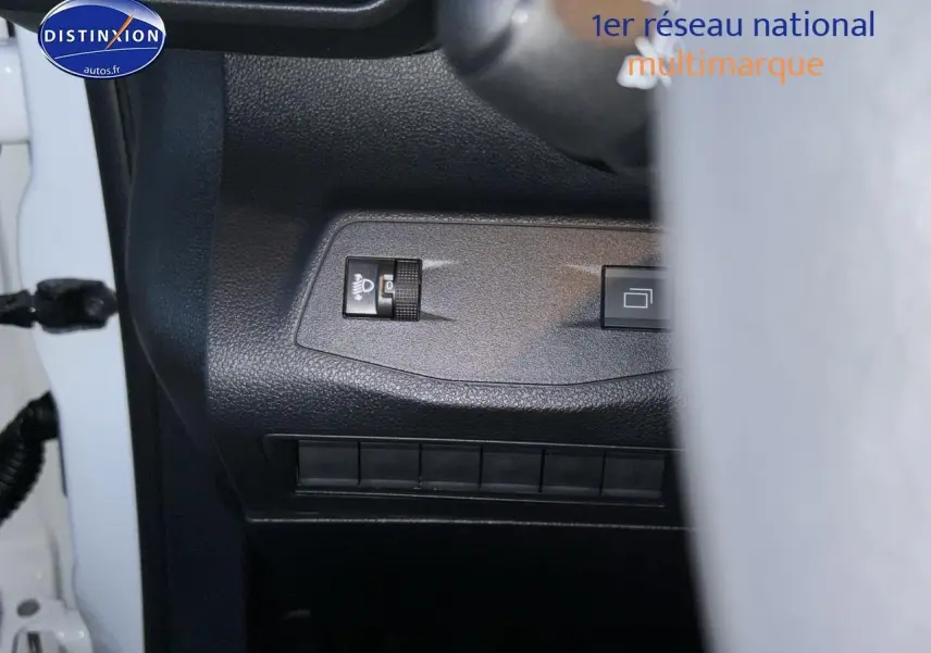 Détail du tableau de bord côté gauche du Citroën Berlingo Fourgon blanc 2025 avec commandes d’éclairage et boutons.