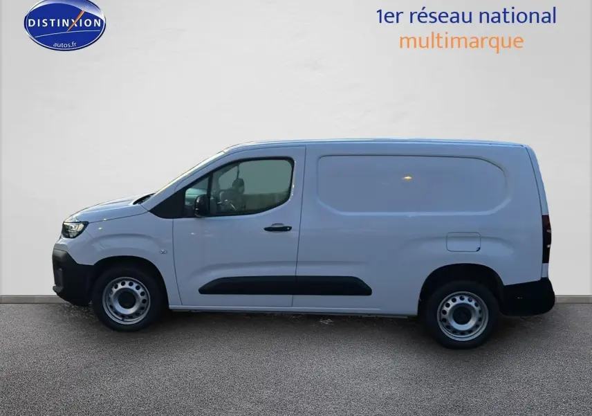 Profil côté gauche du Citroën Berlingo Fourgon blanc avec porte latérale coulissante et roues acier.