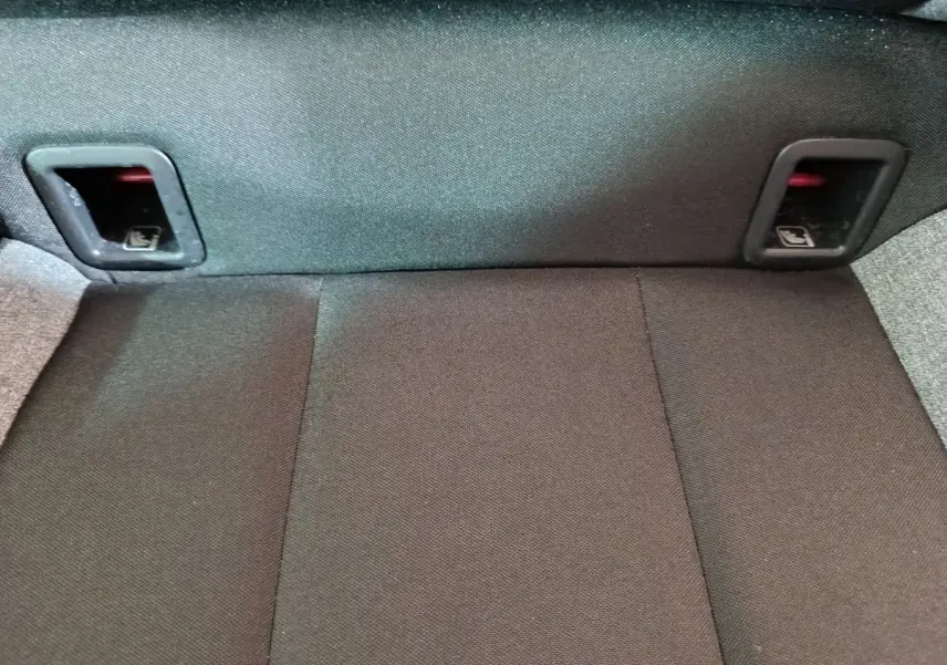 Gros plan sur la banquette arrière noire du Skoda Kamiq 2024, montrant les attaches Isofix intégrées.