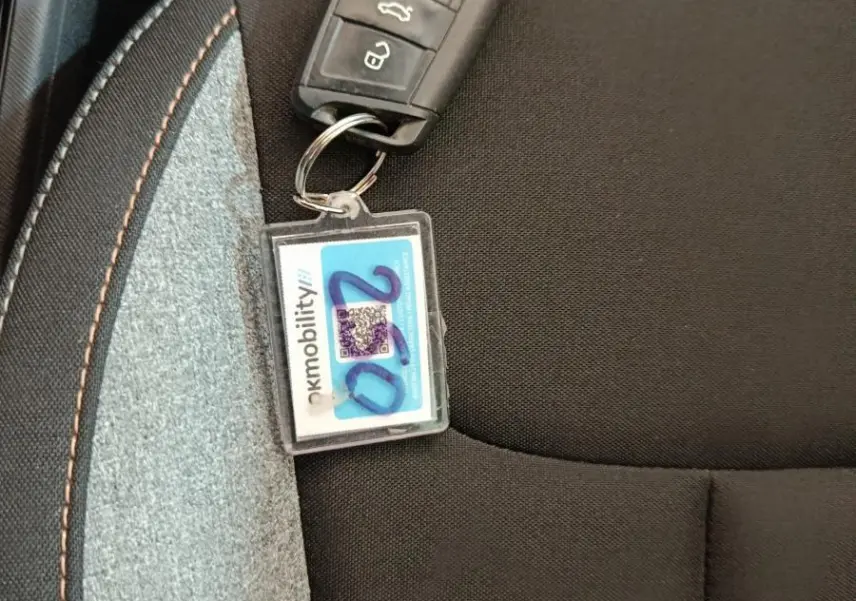 Gros plan sur la clé noire posée sur le siège tissu noir et gris du Skoda Kamiq 2024.