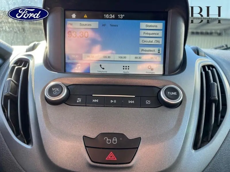 Vue rapprochée du tableau de bord du Ford Transit Courier 2019, avec écran tactile et commandes audio intégrées.