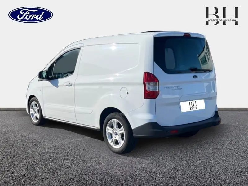 Vue 3/4 arrière droite du Ford Transit Courier blanc Glacier avec hayon arrière vitré et portes latérales coulissantes.