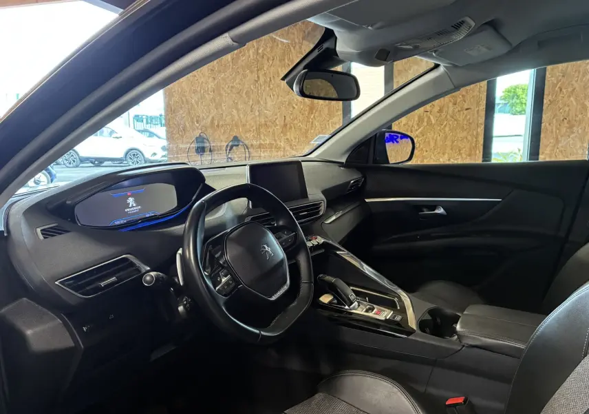 Intérieur noir du Peugeot 3008 2020, vue côté conducteur montrant tableau de bord digital et console centrale moderne.