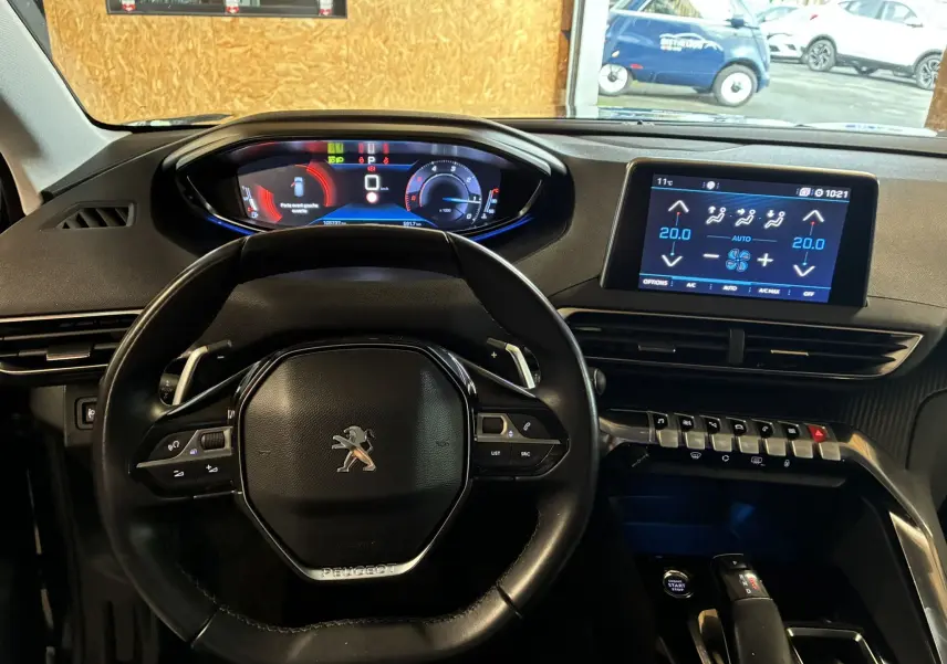 Vue intérieure du tableau de bord noir du Peugeot 3008 1.5 BlueHDi 130, avec volant compact et écran tactile central.