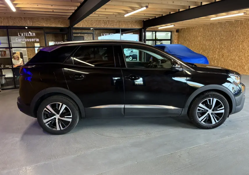 Peugeot 3008 noir vue de profil côté gauche, avec jantes alliage et détails chromés sous les portes.