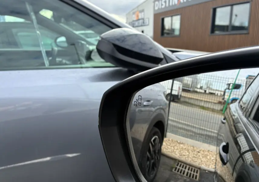 Rétroviseur latéral droit noir d’un Peugeot 3008 1.5 BlueHDi 130 Allure Pack, avec indication d’angle mort visible.