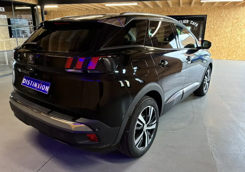Vue 3/4 arrière droite d’un Peugeot 3008 noir 2020 avec feux arrière distinctifs et jantes alliage modernes.