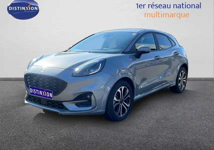 Ford Puma gris Solar Metal en 3/4 avant droit, mettant en valeur ses optiques arrondies et ses jantes bi-ton.