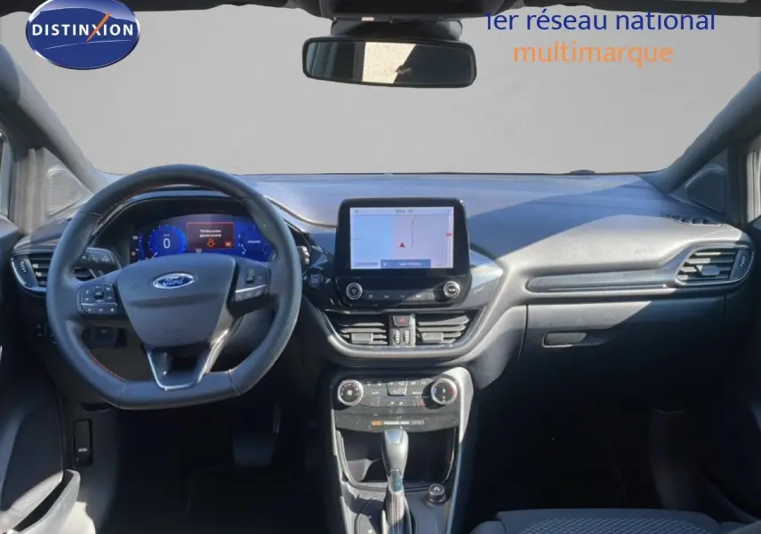 Vue intérieure avant du Ford Puma gris Solar Metal 2023, tableau de bord avec écran tactile et volant multifonction.