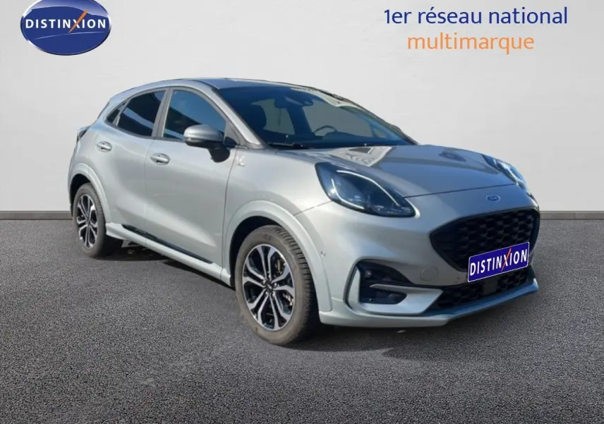Ford Puma gris Solar Metal vue 3/4 avant droit, avec calandre noire et jantes bi-ton distinctives.