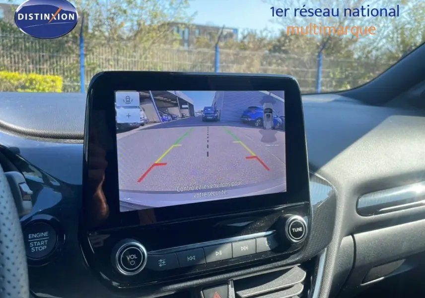 Écran central affichant la caméra de recul dans l’habitacle d’un Ford Puma gris Solar Metal, vue de face.