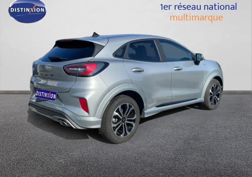 Ford Puma gris Solar Metal en 3/4 arrière droit, avec jantes alliage noires et vitres teintées.
