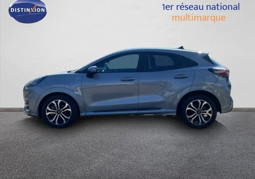 Vue latérale droite d'un Ford Puma gris Solar Metal 2023, finition ST-LINE avec jantes alliage bicolores.