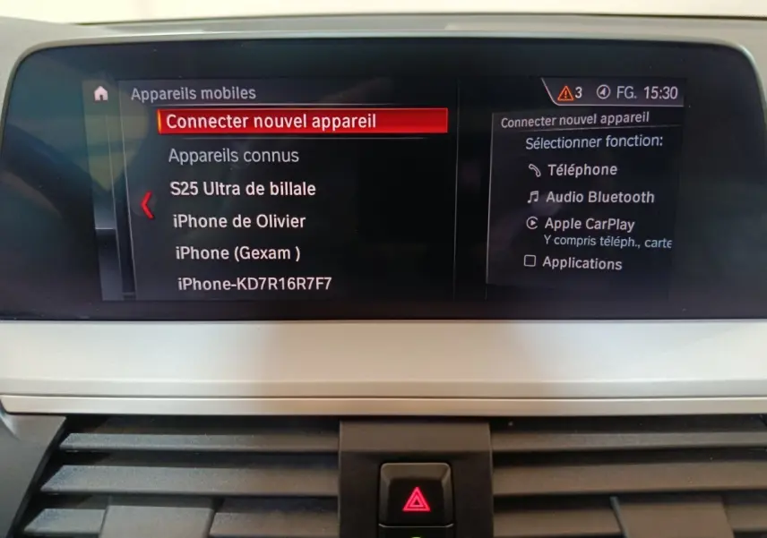 Écran central du tableau de bord du BMW X3 xDrive30e 2020 affichant le menu de connexion Bluetooth et Apple CarPlay.