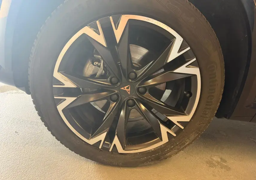Gros plan sur la roue arrière droite du CUPRA Formentor noir 2025 avec jante alliage 18 pouces TEMPEST.