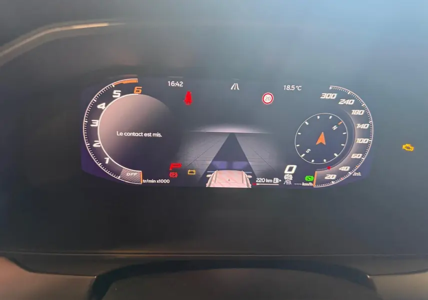 Vue rapprochée du tableau de bord numérique du CUPRA Formentor noir 2025 affichant la vitesse, la navigation et alertes.