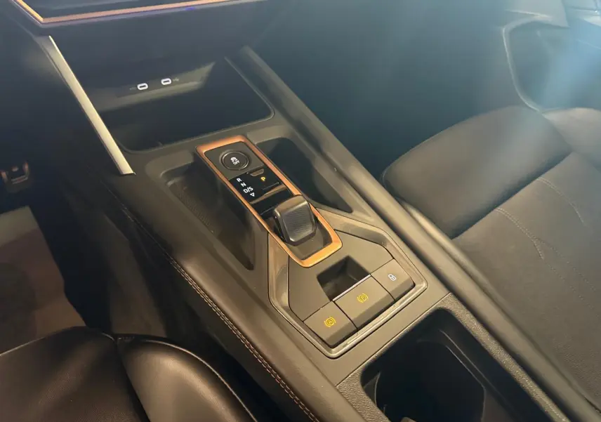 Gros plan sur la console centrale noire du CUPRA Formentor 2.0 TDI 150 DSG avec levier de vitesse et boutons éclairés.