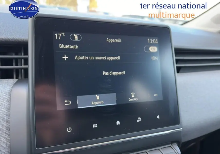 Écran tactile central affichant le menu Bluetooth dans l’habitacle d’une Renault Clio V gris métal.