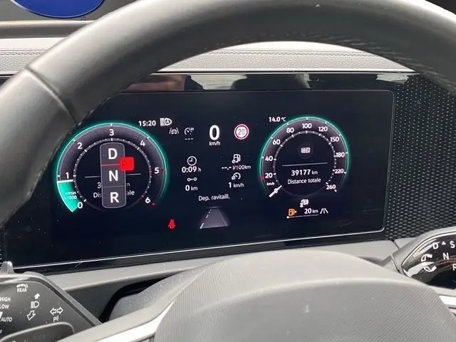 Affichage numérique du combiné d'instruments du Volkswagen Tiguan 2024, vue depuis le volant noir.