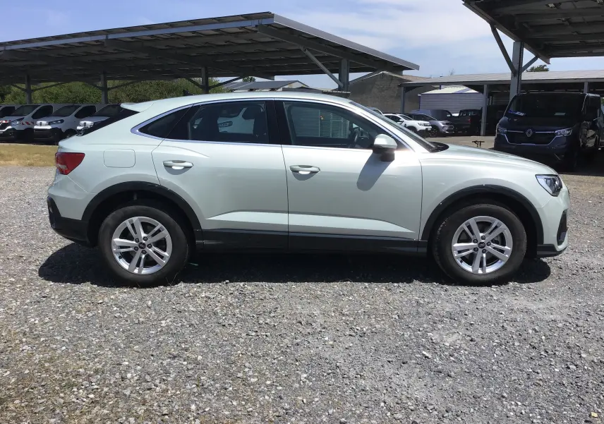 Audi Q3 Sportback gris clair métal en vue profil côté gauche, soulignant sa silhouette coupé SUV élégante.