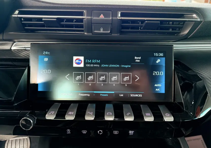 Vue rapprochée de la console centrale noire du Peugeot 308 SW 2018, avec écran tactile et commandes piano.