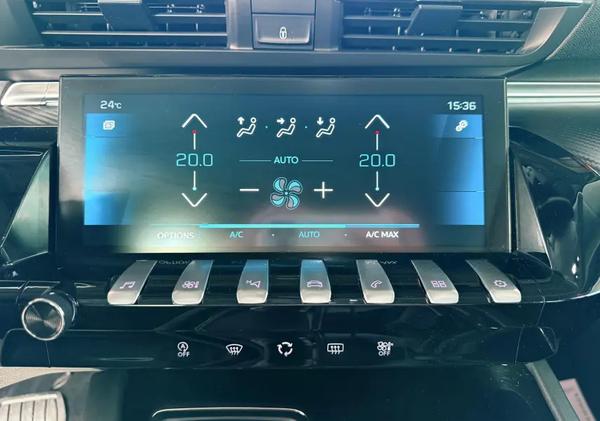 Écran tactile central du tableau de bord noir de la Peugeot 308 SW affichant la climatisation à 20°C en mode automatique.