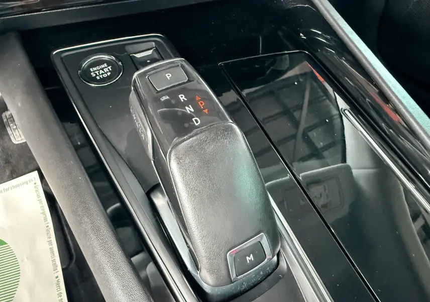 Le levier de vitesses automatique noir de la Peugeot 308 SW 2018 vu en gros plan côté console centrale.