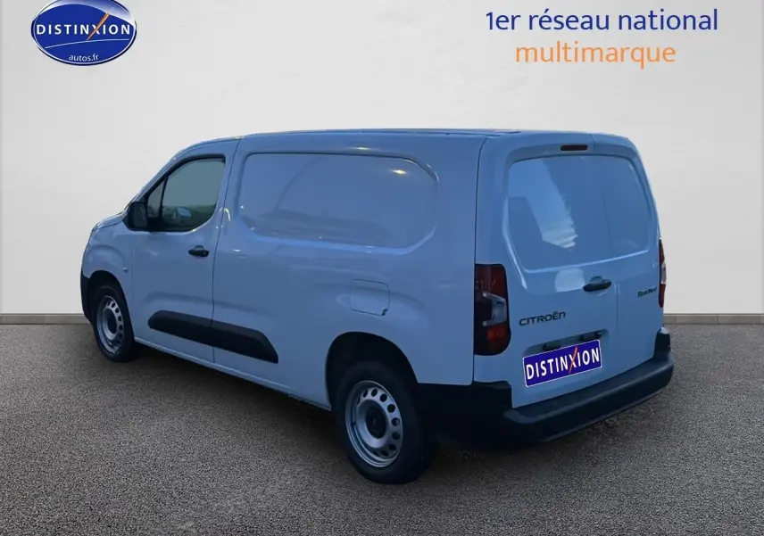 Vue 3/4 arrière droite d’un Citroën Berlingo Fourgon blanc avec porte latérale coulissante et double portes arrière.