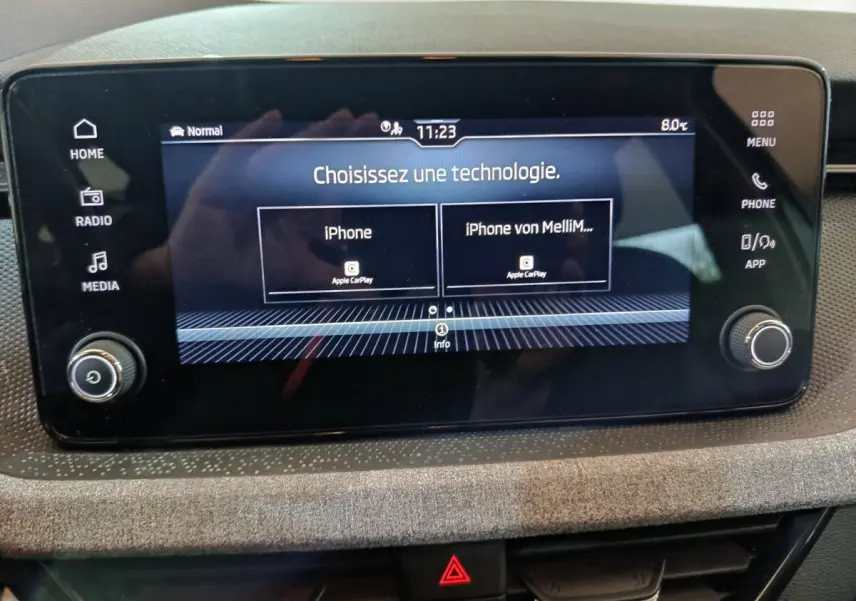 Écran tactile central du tableau de bord du Skoda Kamiq 2024 affichant les options Apple CarPlay.