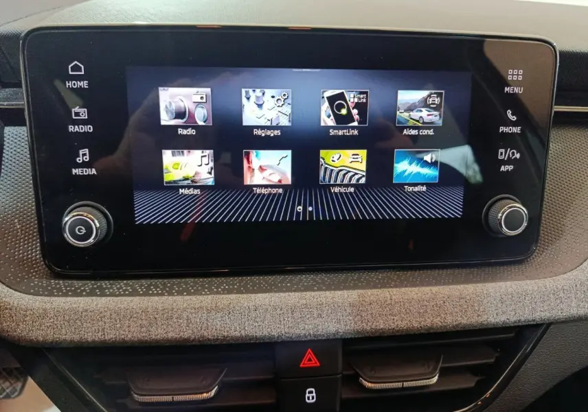 Écran tactile central de la Skoda Kamiq 2024 affichant le menu principal avec options multimédia et réglages.