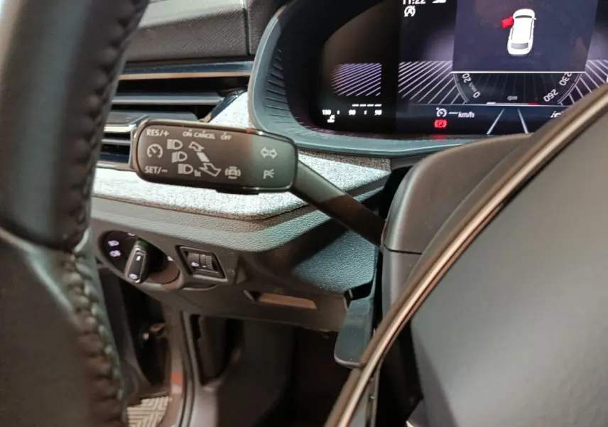 Gros plan sur le tableau de bord et le volant cuir du Skoda Kamiq 2024, avec affichage numérique et commandes au volant.