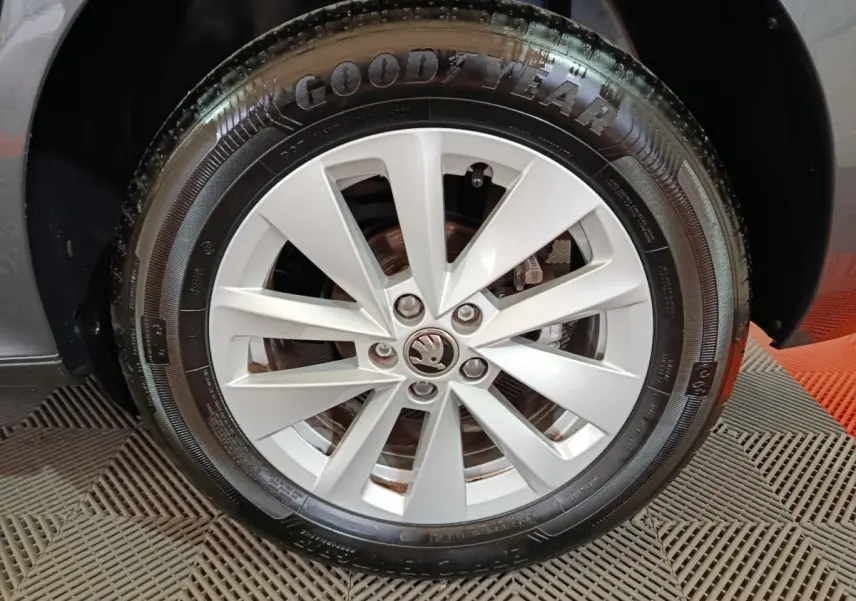 Gros plan sur la roue avant droite gris clair d’un Skoda Kamiq 2024 avec jante alliage et pneu Goodyear.