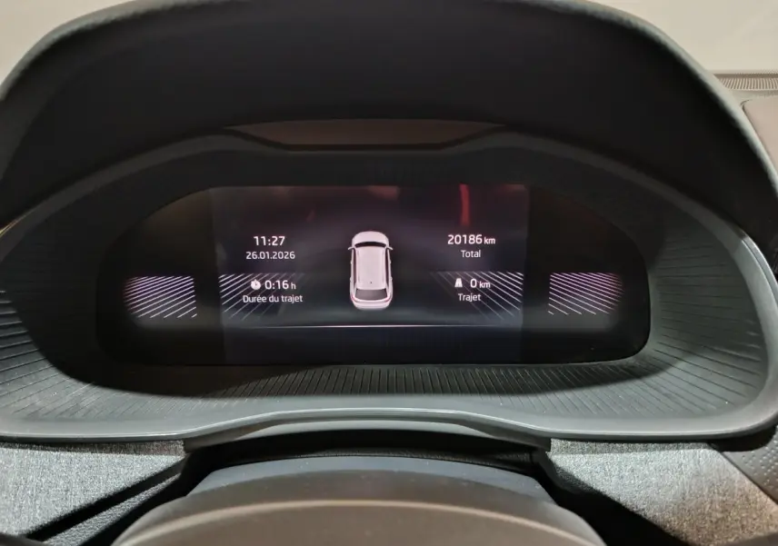 Affichage numérique du tableau de bord du Skoda Kamiq 2024 montrant la distance totale et la durée du trajet.