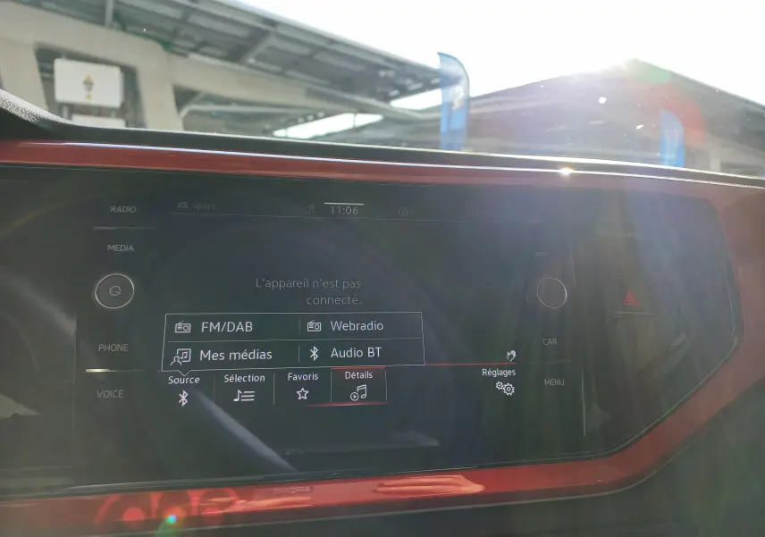 Écran tactile central de la Volkswagen Polo GTI 2024 avec cadre rouge, affichant les options médias et réglages.