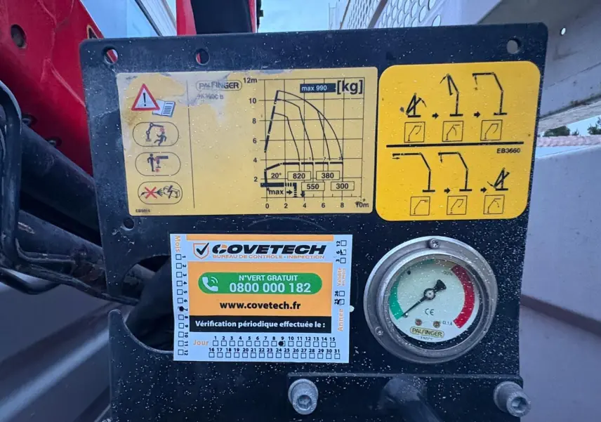 Gros plan sur le tableau de commande noir de la grue Palfinger du camion blanc Iveco Daily Chassis Cabine 35C14.