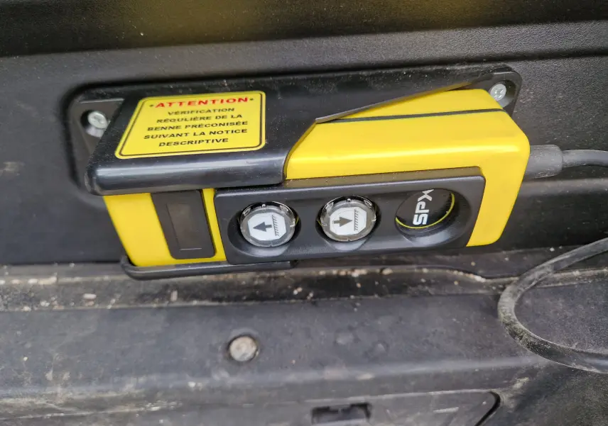 Télécommande jaune et noire pour benne sur Iveco Daily Chassis Cabine 35C14, vue rapprochée du boîtier de commande.
